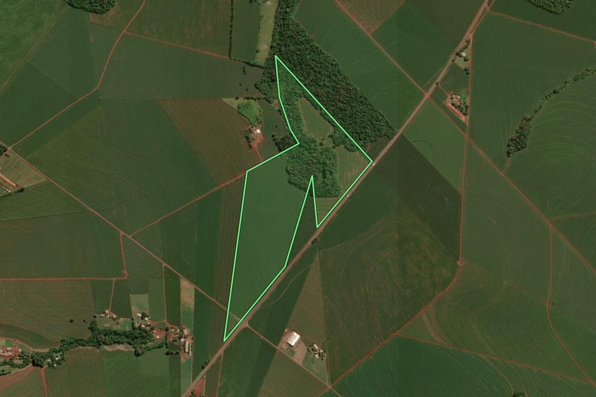 Imagem de satélite do imóvel rural em Toledo (PR), com o contorno declarado no CAR desenhado por cima.