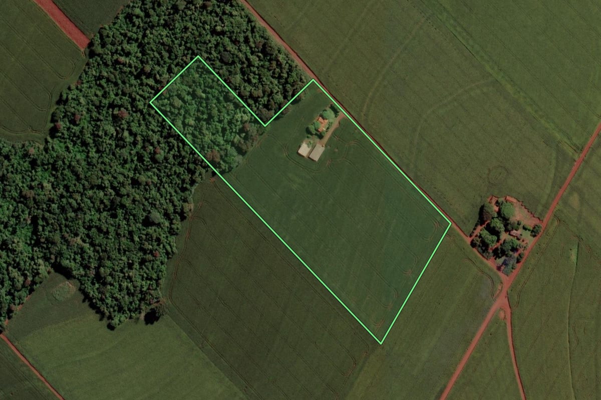 Imagem de satélite do imóvel rural em Toledo (PR), com o contorno declarado no CAR desenhado por cima.