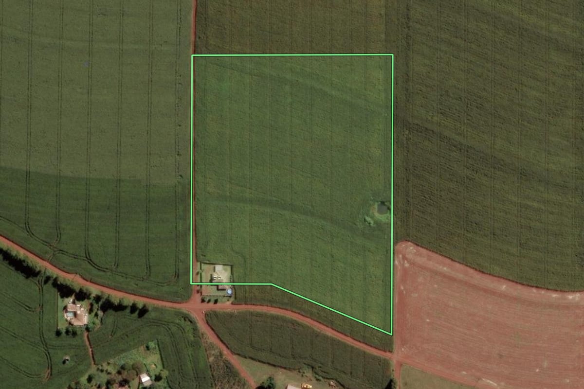 Imagem de satélite do imóvel rural em Toledo (PR), com o contorno declarado no CAR desenhado por cima.