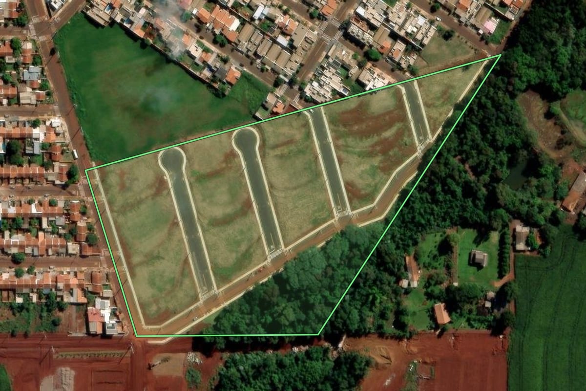 Imagem de satélite do imóvel rural em Toledo (PR), com o contorno declarado no CAR desenhado por cima.