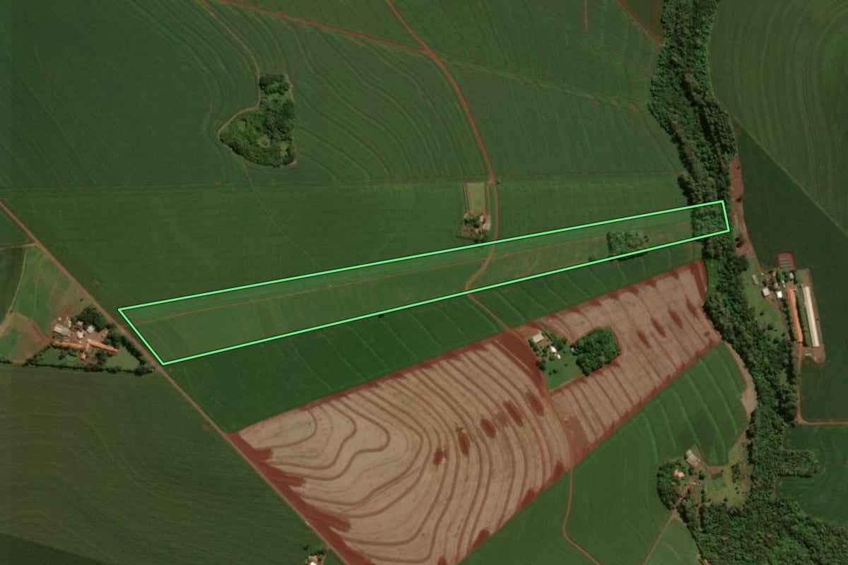 Imagem de satélite do imóvel rural em Toledo (PR), com o contorno declarado no CAR desenhado por cima.