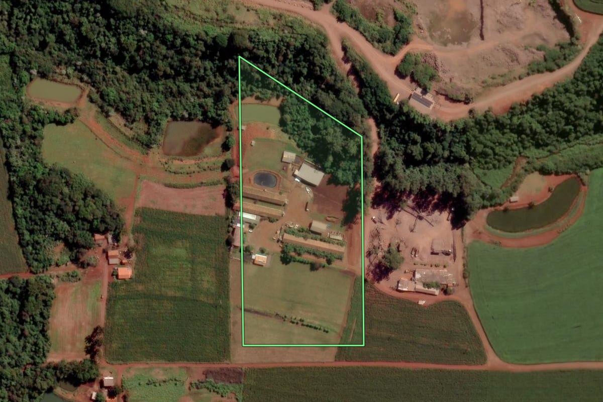Imagem de satélite do imóvel rural em Toledo (PR), com o contorno declarado no CAR desenhado por cima.