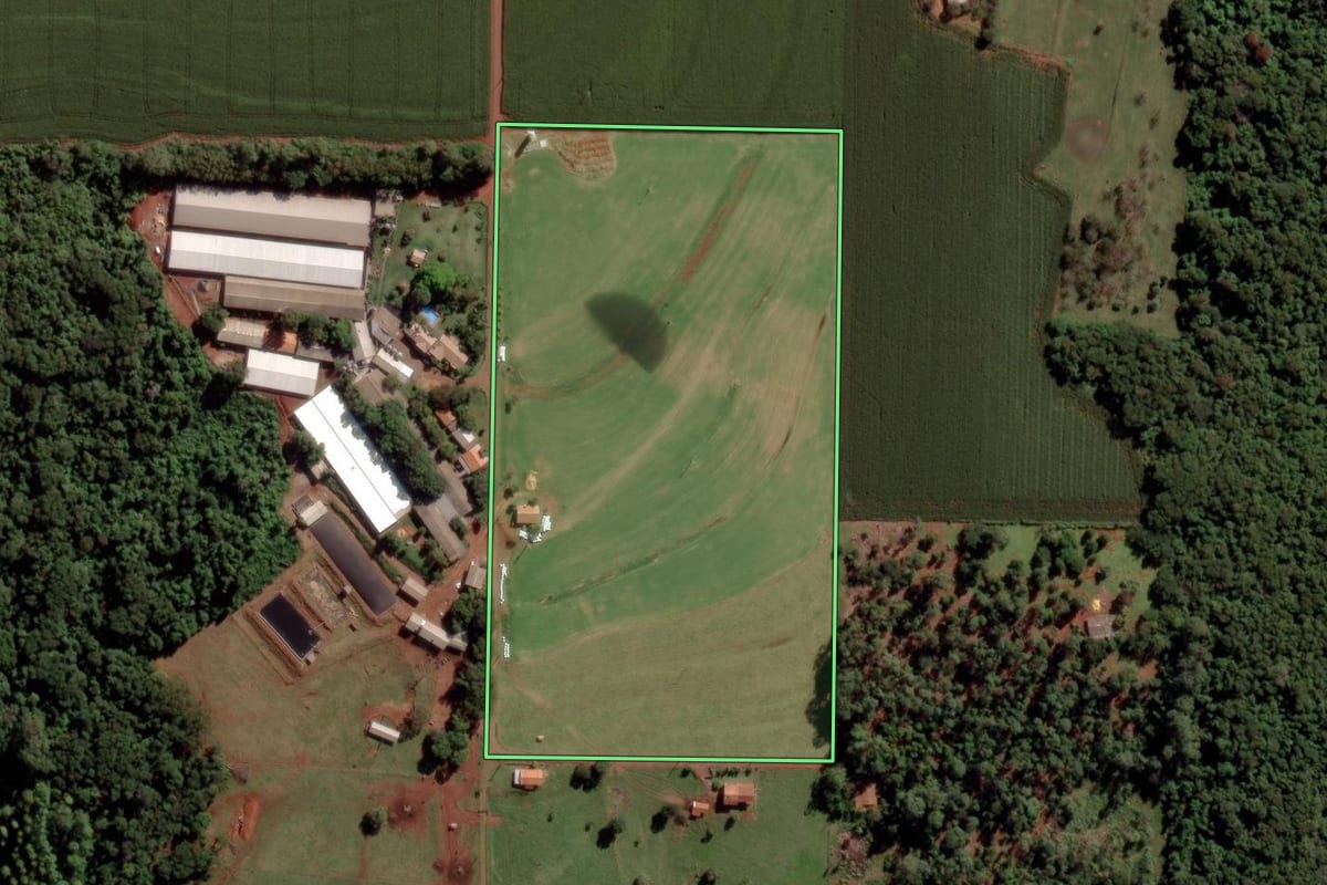 Imagem de satélite do imóvel rural em Toledo (PR), com o contorno declarado no CAR desenhado por cima.