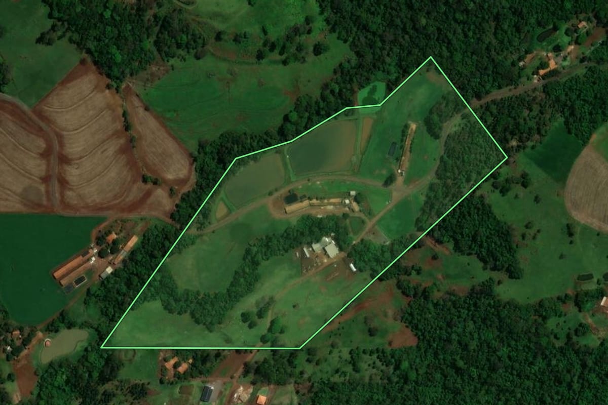 Imagem de satélite do imóvel rural em Toledo (PR), com o contorno declarado no CAR desenhado por cima.