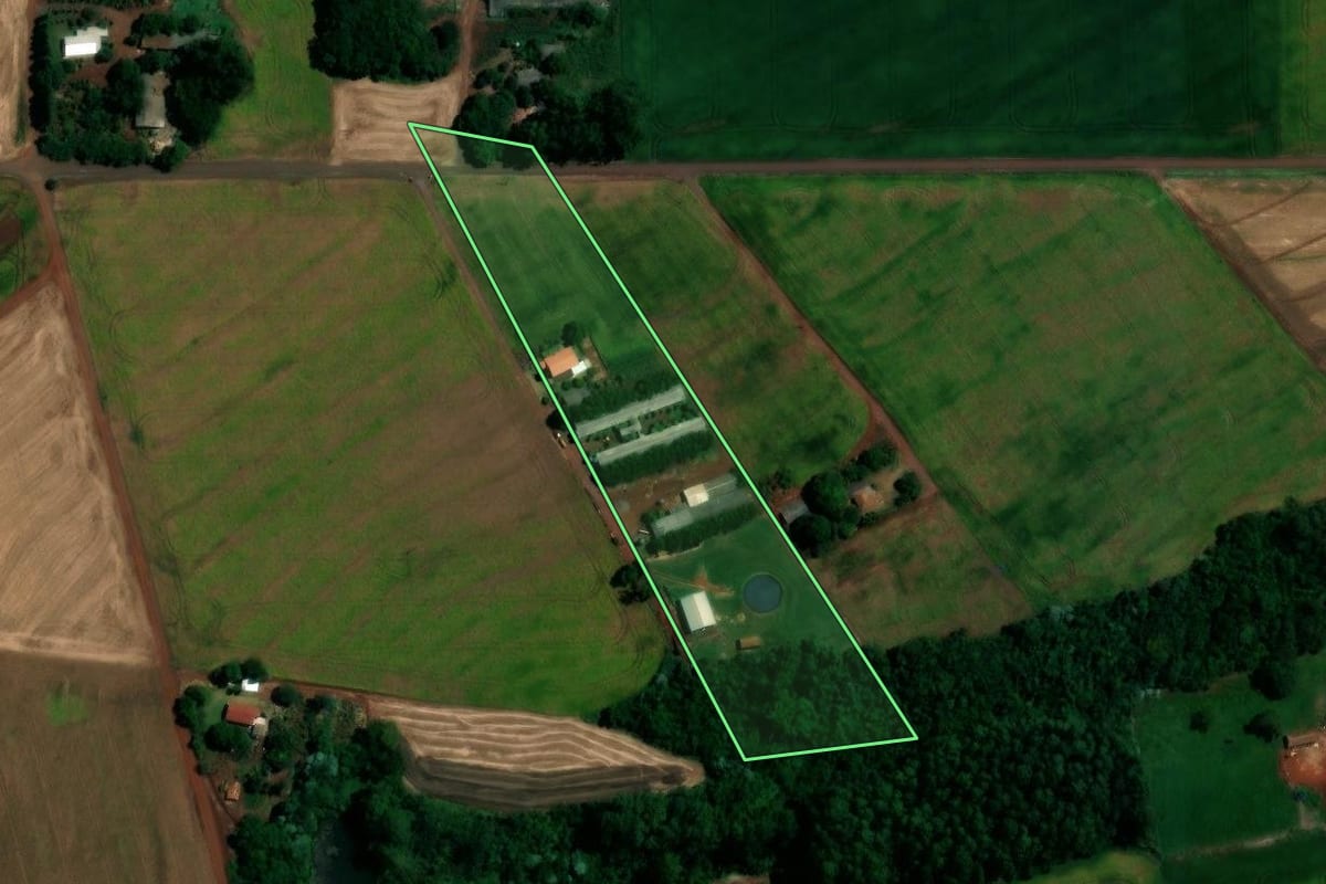 Imagem de satélite do imóvel rural em Toledo (PR), com o contorno declarado no CAR desenhado por cima.