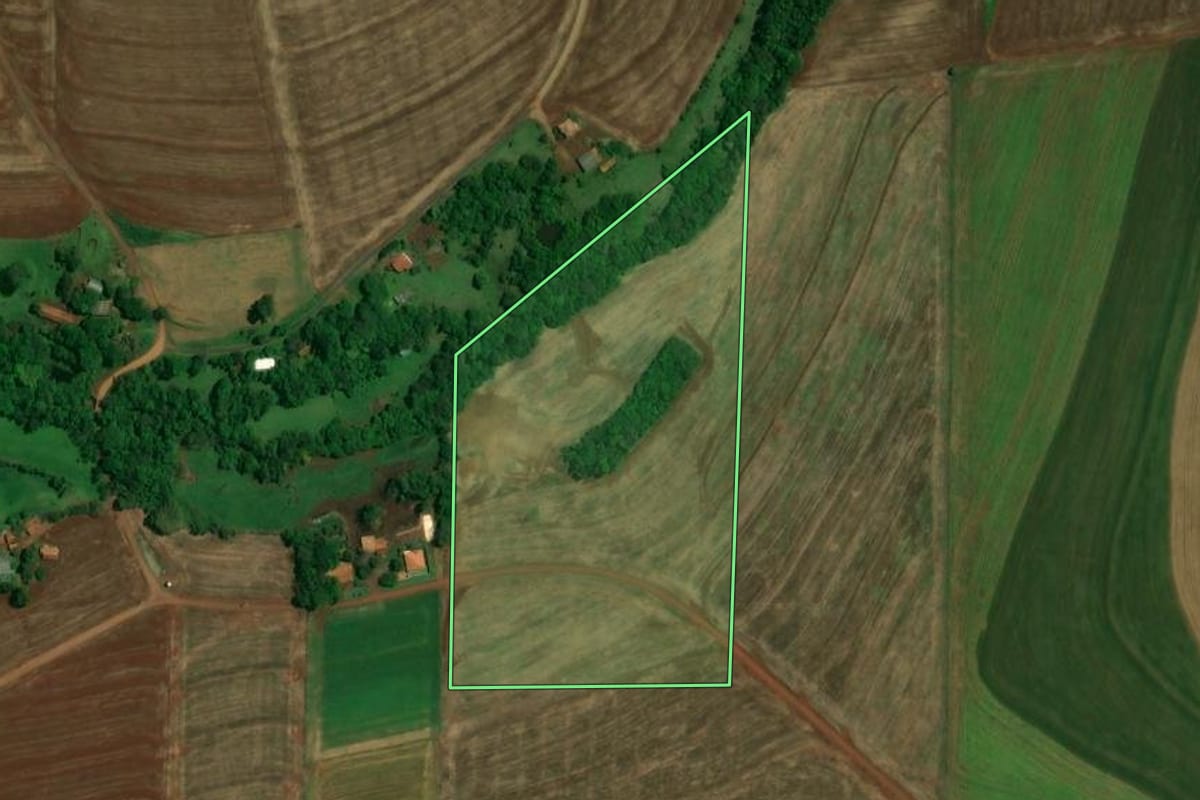 Imagem de satélite do imóvel rural em Toledo (PR), com o contorno declarado no CAR desenhado por cima.
