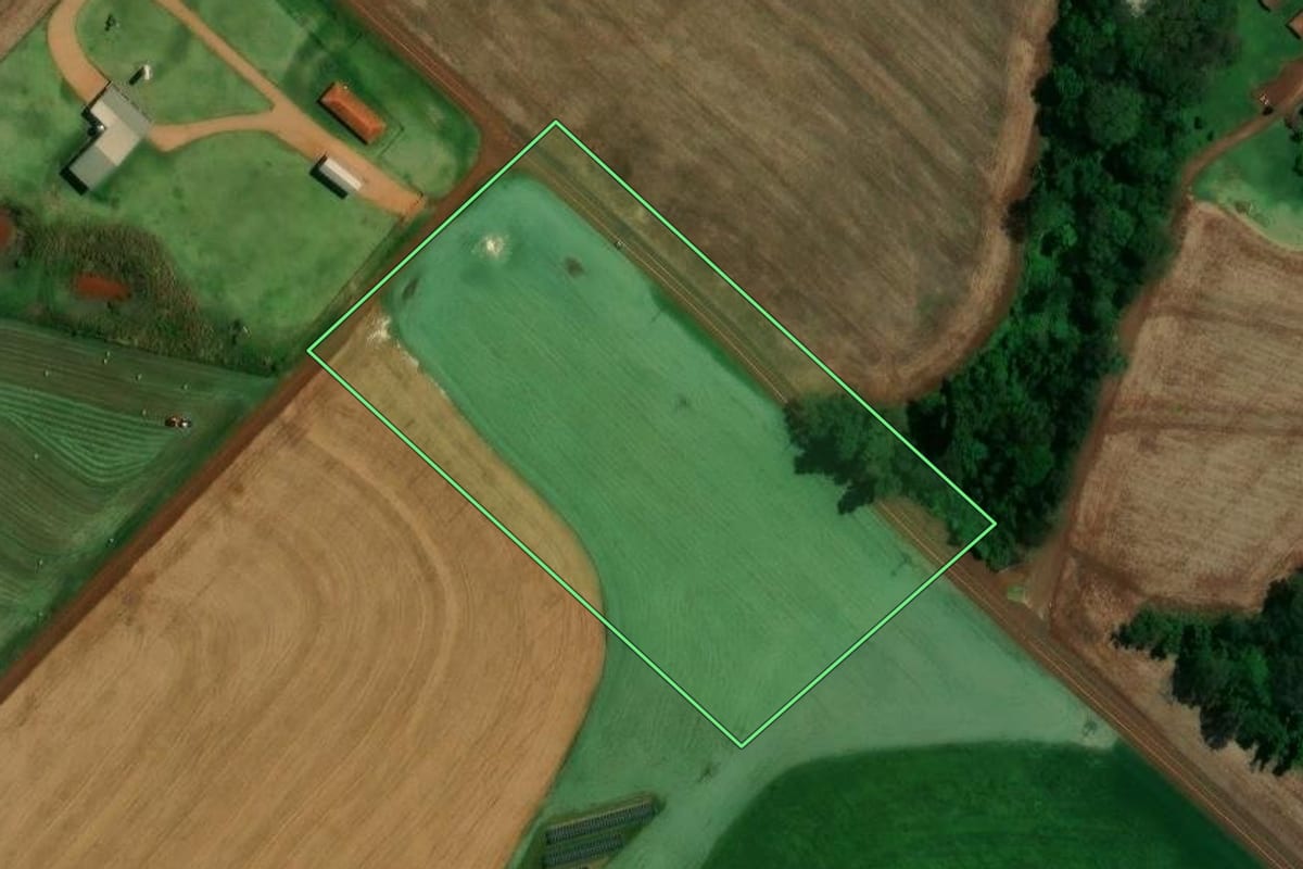Imagem de satélite do imóvel rural em Toledo (PR), com o contorno declarado no CAR desenhado por cima.