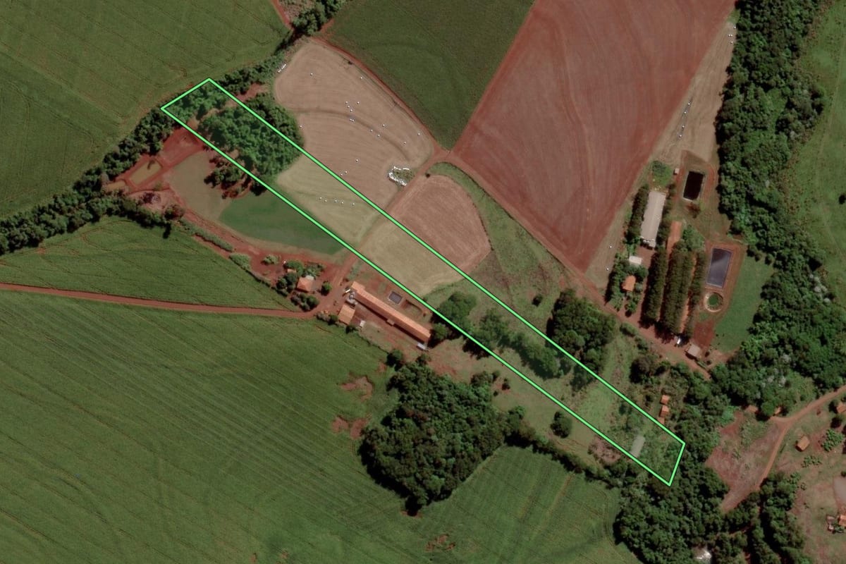Imagem de satélite do imóvel rural em Toledo (PR), com o contorno declarado no CAR desenhado por cima.