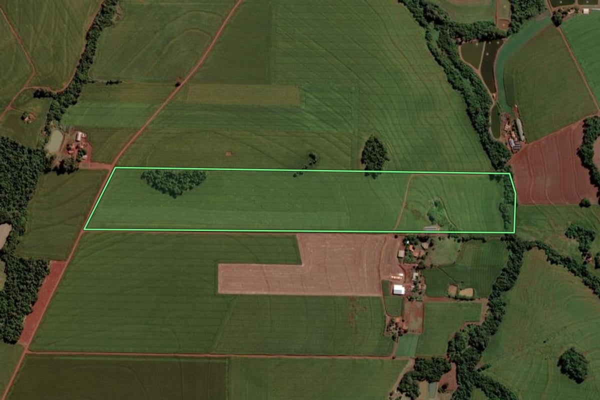 Imagem de satélite do imóvel rural em Toledo (PR), com o contorno declarado no CAR desenhado por cima.