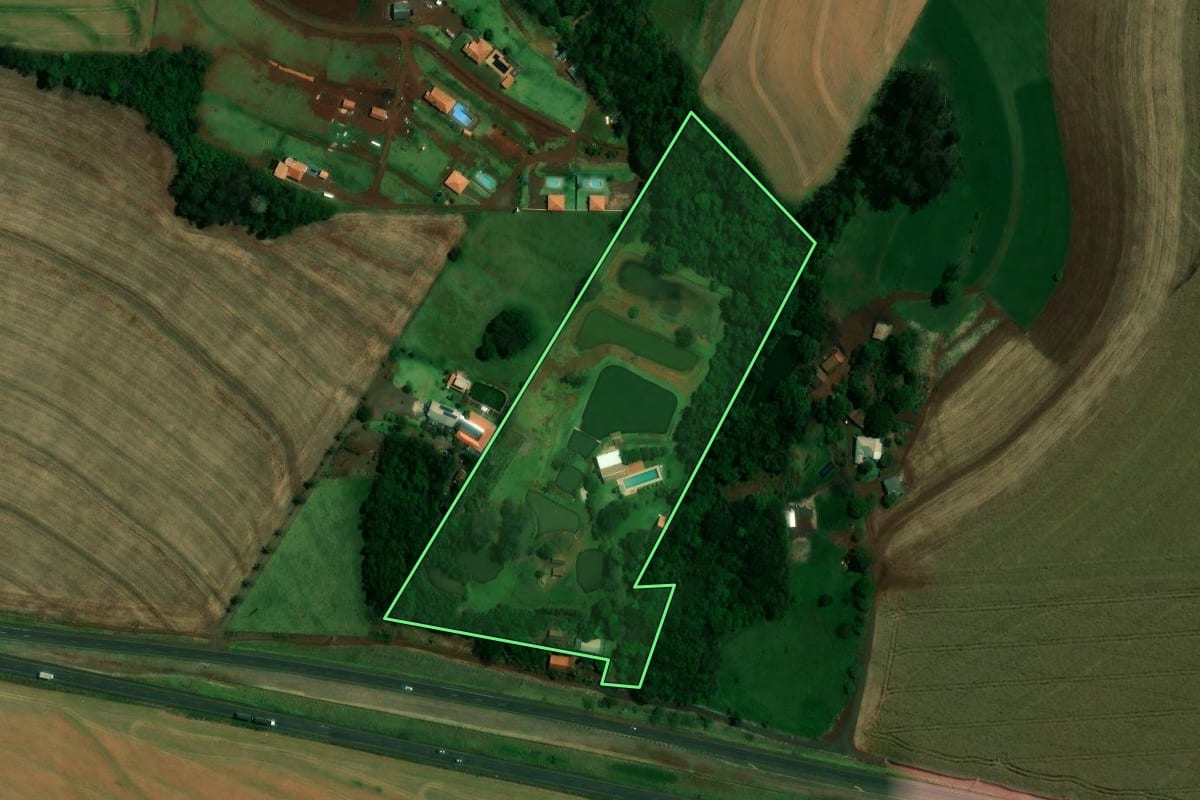 Imagem de satélite do imóvel rural em Toledo (PR), com o contorno declarado no CAR desenhado por cima.