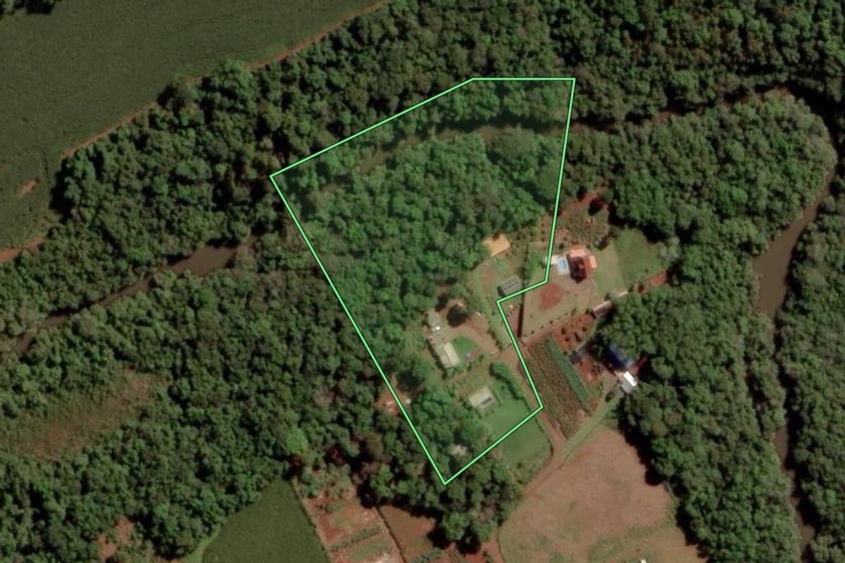 Imagem de satélite do imóvel rural em Toledo (PR), com o contorno declarado no CAR desenhado por cima.