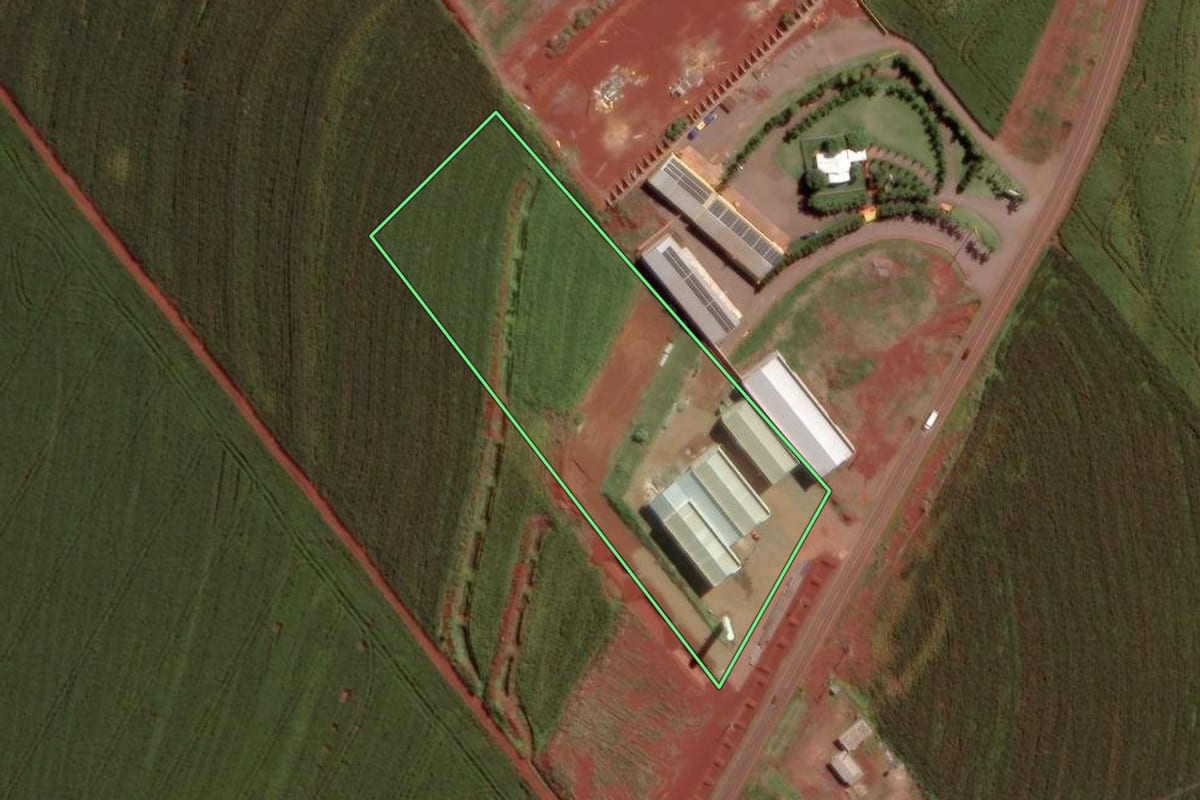 Imagem de satélite do imóvel rural em Toledo (PR), com o contorno declarado no CAR desenhado por cima.