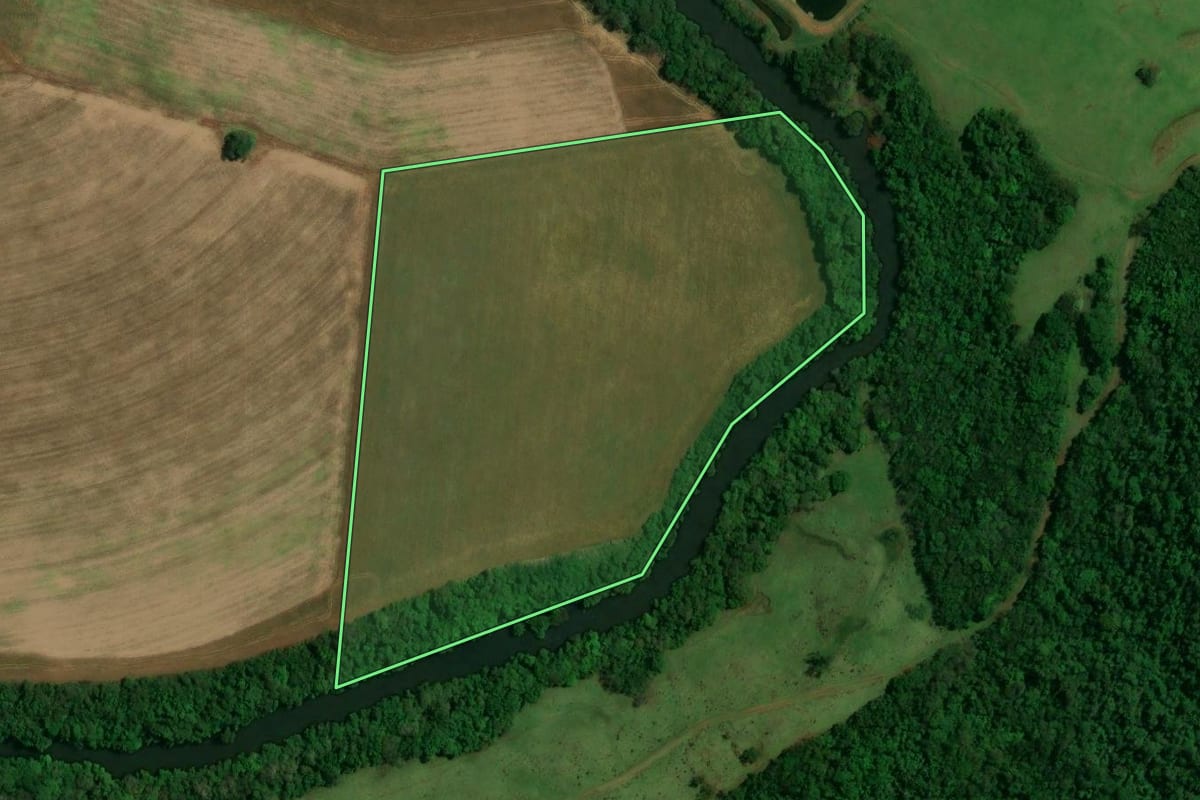 Imagem de satélite do imóvel rural em Toledo (PR), com o contorno declarado no CAR desenhado por cima.