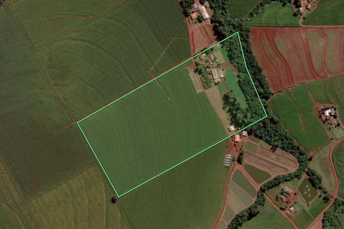 Imagem de satélite do imóvel rural em Toledo (PR), com o contorno declarado no CAR desenhado por cima.