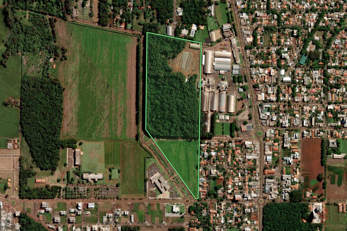 Imagem de satélite do imóvel rural em Toledo (PR), com o contorno declarado no CAR desenhado por cima.