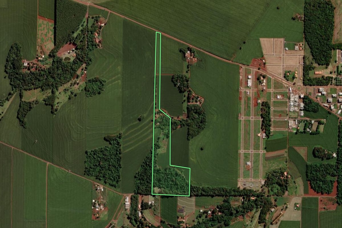 Imagem de satélite do imóvel rural em Toledo (PR), com o contorno declarado no CAR desenhado por cima.