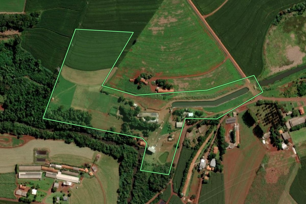 Imagem de satélite do imóvel rural em Toledo (PR), com o contorno declarado no CAR desenhado por cima.