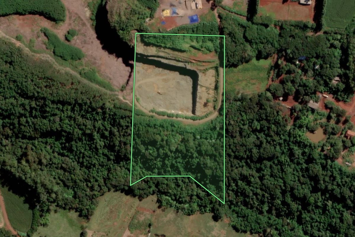 Imagem de satélite do imóvel rural em Toledo (PR), com o contorno declarado no CAR desenhado por cima.