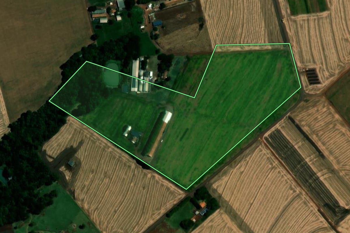 Imagem de satélite do imóvel rural em Toledo (PR), com o contorno declarado no CAR desenhado por cima.