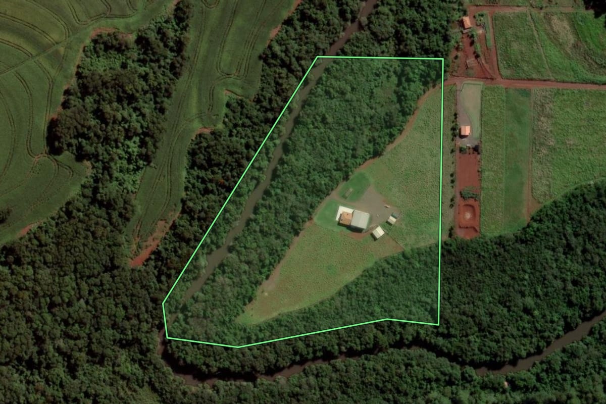 Imagem de satélite do imóvel rural em Toledo (PR), com o contorno declarado no CAR desenhado por cima.