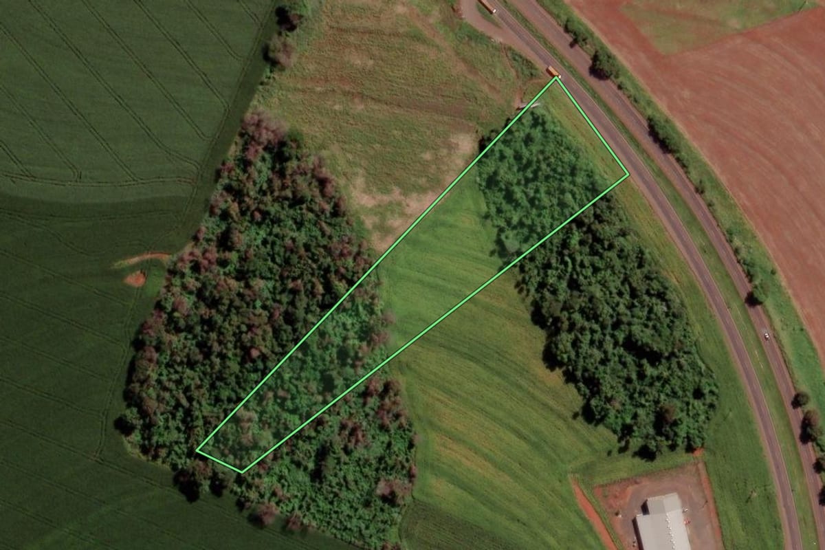 Imagem de satélite do imóvel rural em Toledo (PR), com o contorno declarado no CAR desenhado por cima.