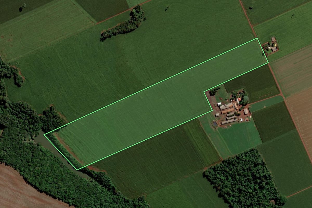 Imagem de satélite do imóvel rural em Toledo (PR), com o contorno declarado no CAR desenhado por cima.