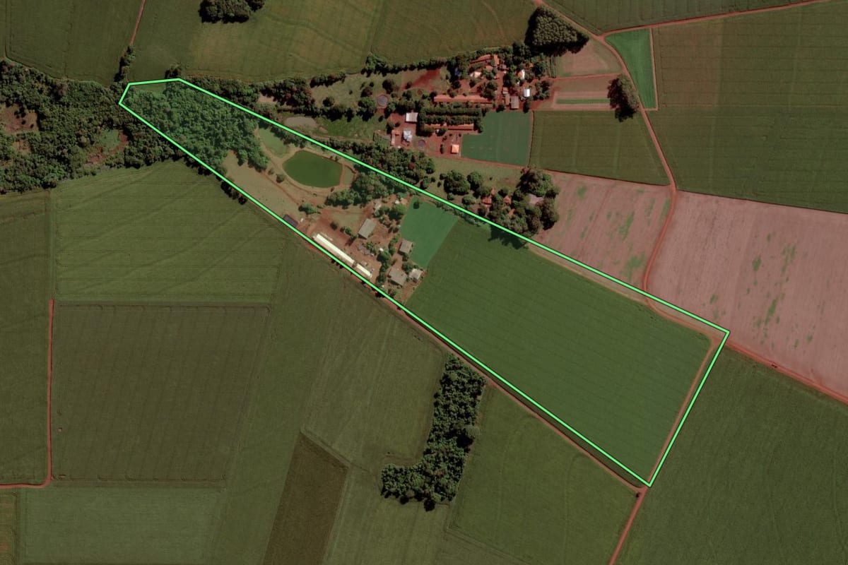 Imagem de satélite do imóvel rural em Toledo (PR), com o contorno declarado no CAR desenhado por cima.