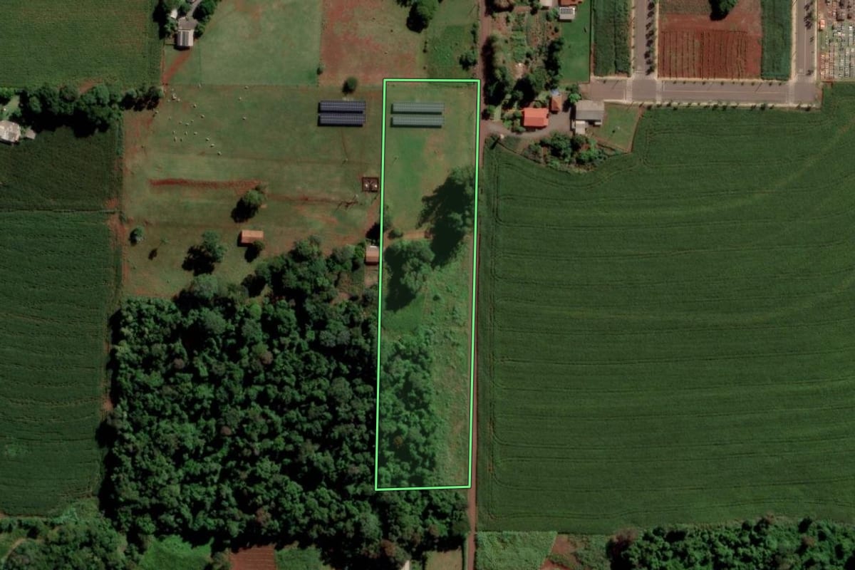Imagem de satélite do imóvel rural em Toledo (PR), com o contorno declarado no CAR desenhado por cima.