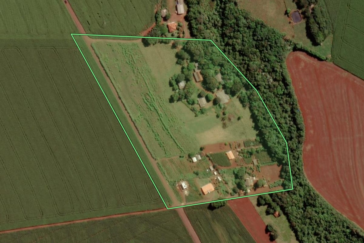 Imagem de satélite do imóvel rural em Toledo (PR), com o contorno declarado no CAR desenhado por cima.