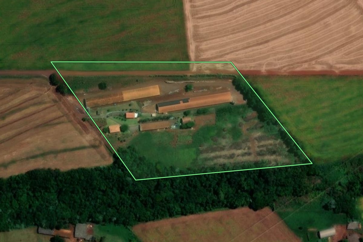Imagem de satélite do imóvel rural em Toledo (PR), com o contorno declarado no CAR desenhado por cima.