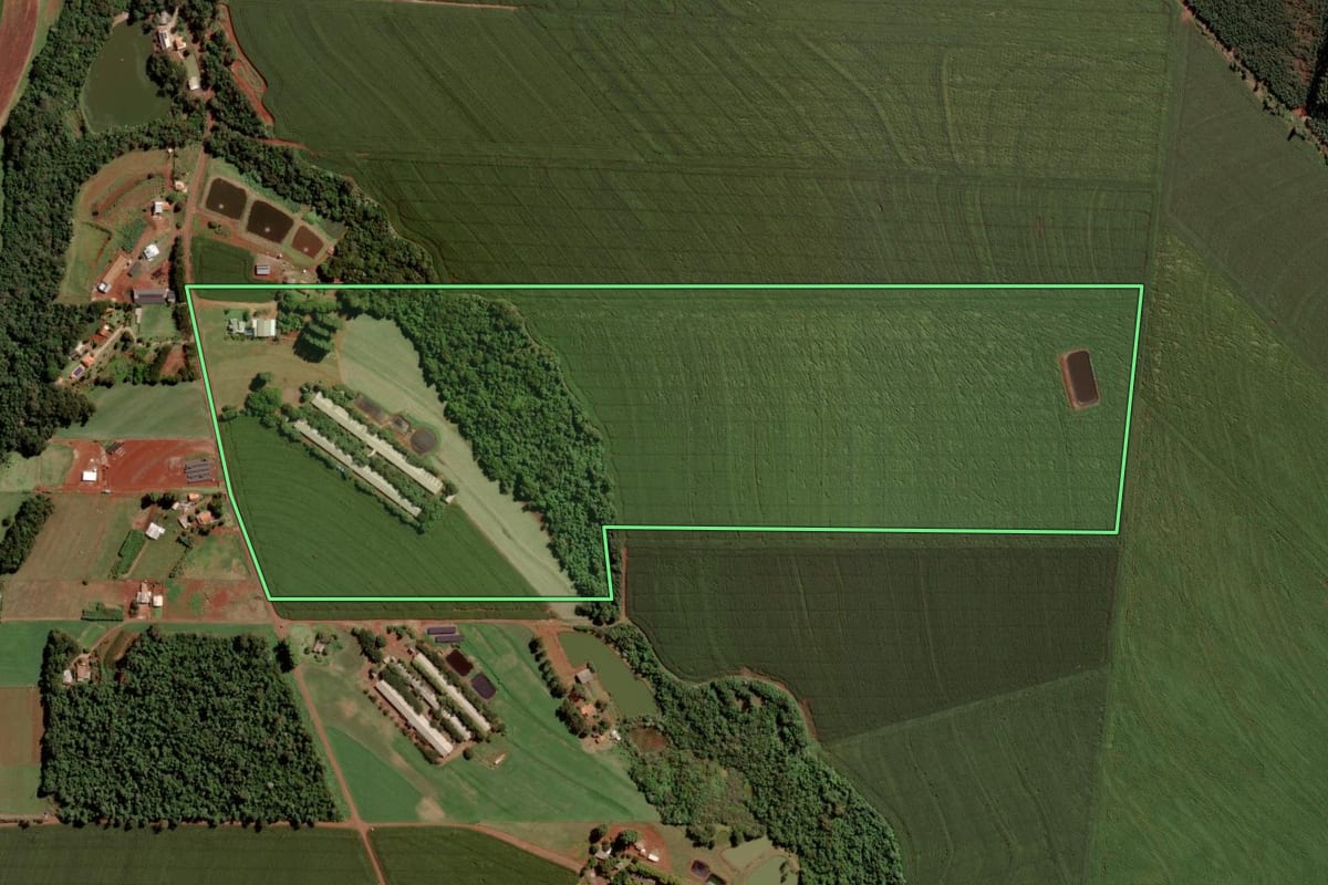 Imagem de satélite do imóvel rural em Toledo (PR), com o contorno declarado no CAR desenhado por cima.