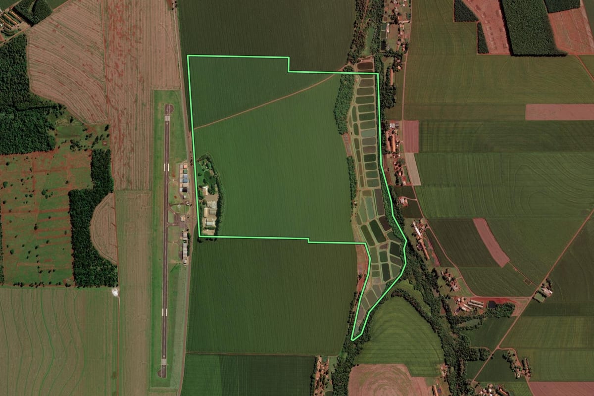 Imagem de satélite do imóvel rural em Toledo (PR), com o contorno declarado no CAR desenhado por cima.