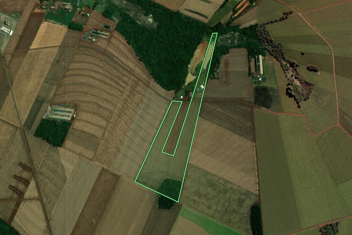 Imagem de satélite do imóvel rural em Toledo (PR), com o contorno declarado no CAR desenhado por cima.