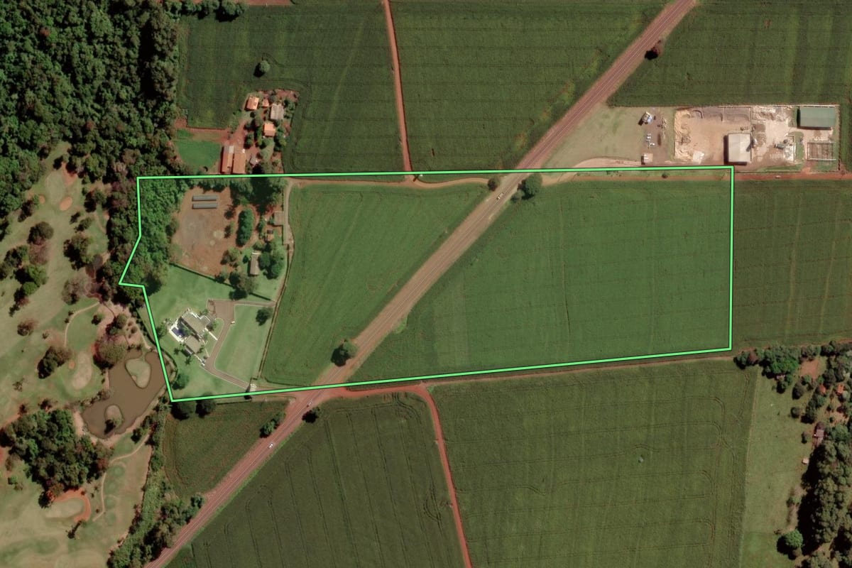 Imagem de satélite do imóvel rural em Toledo (PR), com o contorno declarado no CAR desenhado por cima.