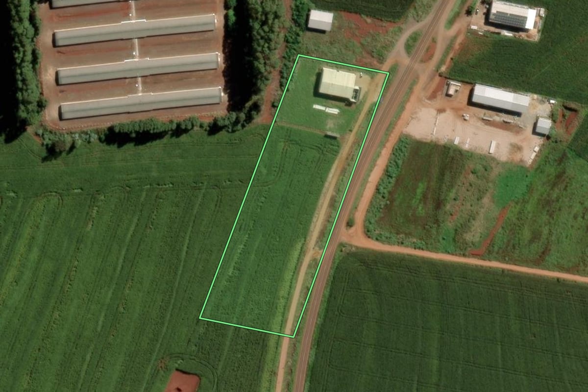 Imagem de satélite do imóvel rural em Toledo (PR), com o contorno declarado no CAR desenhado por cima.