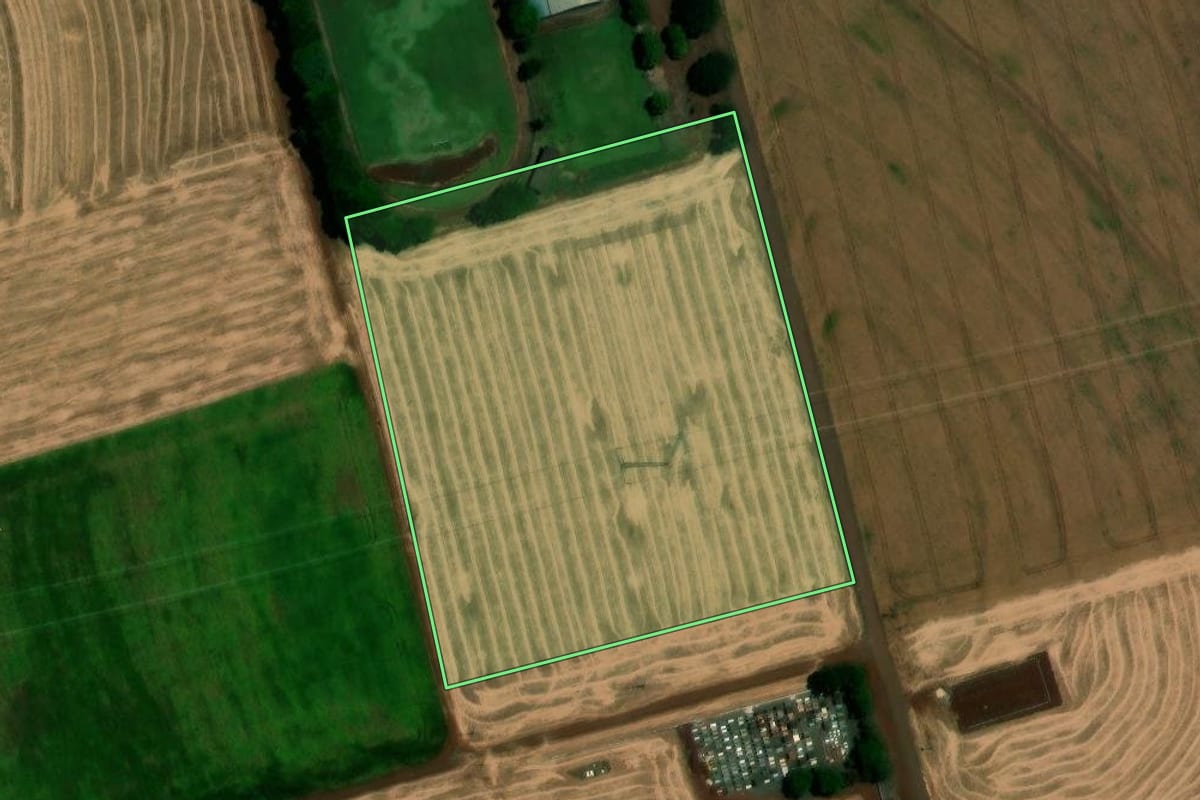 Imagem de satélite do imóvel rural em Toledo (PR), com o contorno declarado no CAR desenhado por cima.