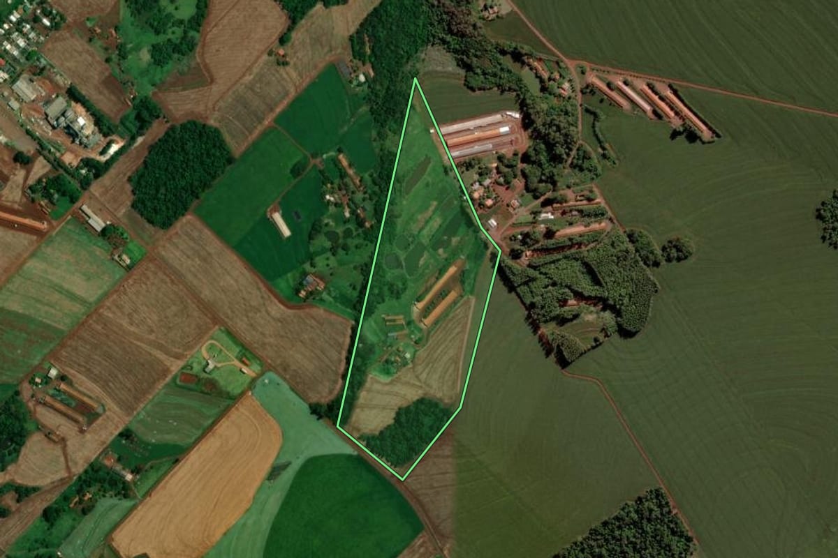 Imagem de satélite do imóvel rural em Toledo (PR), com o contorno declarado no CAR desenhado por cima.
