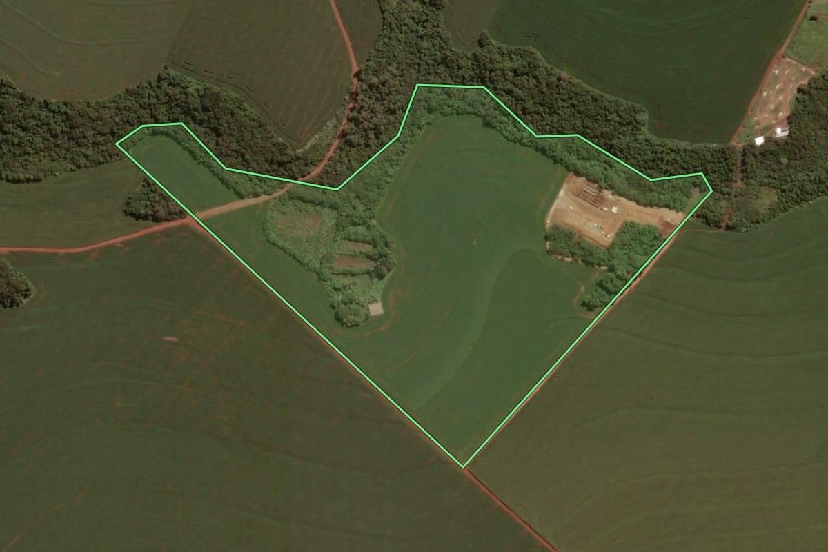 Imagem de satélite do imóvel rural em Toledo (PR), com o contorno declarado no CAR desenhado por cima.