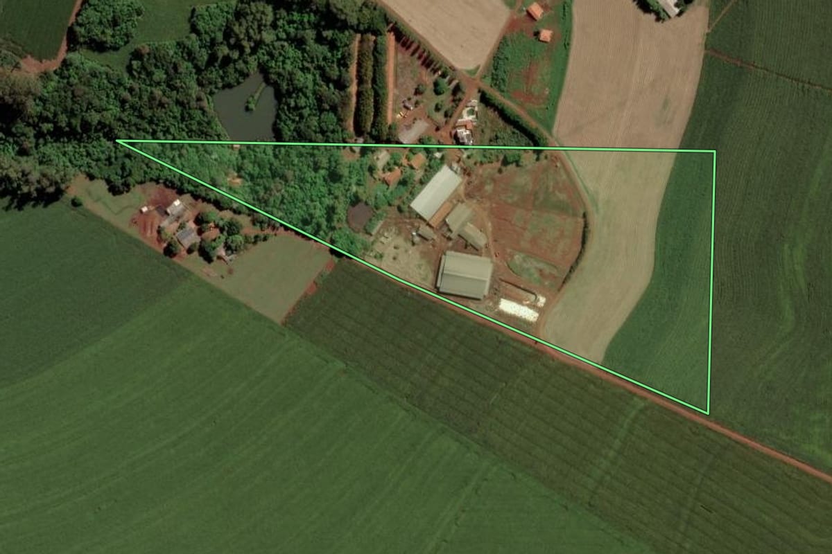 Imagem de satélite do imóvel rural em Toledo (PR), com o contorno declarado no CAR desenhado por cima.