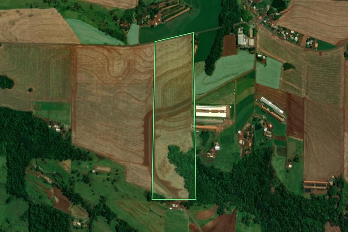 Imagem de satélite do imóvel rural em Toledo (PR), com o contorno declarado no CAR desenhado por cima.
