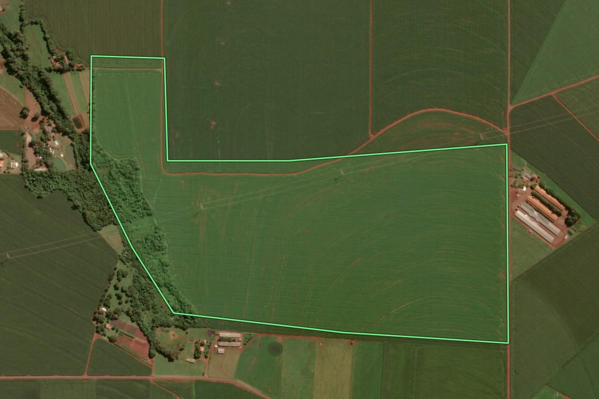 Imagem de satélite do imóvel rural em Toledo (PR), com o contorno declarado no CAR desenhado por cima.