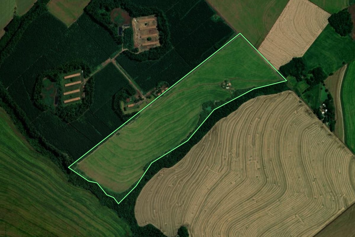 Imagem de satélite do imóvel rural em Toledo (PR), com o contorno declarado no CAR desenhado por cima.