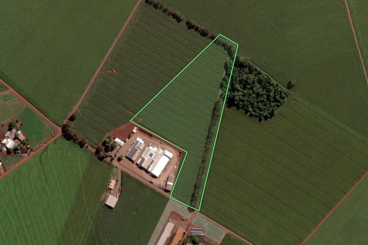 Imagem de satélite do imóvel rural em Toledo (PR), com o contorno declarado no CAR desenhado por cima.