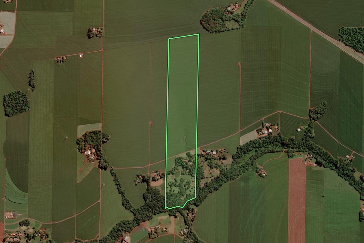 Imagem de satélite do imóvel rural em Toledo (PR), com o contorno declarado no CAR desenhado por cima.