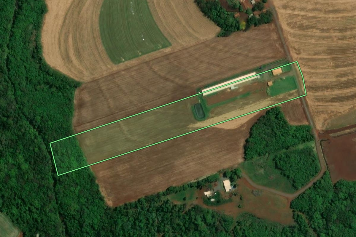 Imagem de satélite do imóvel rural em Toledo (PR), com o contorno declarado no CAR desenhado por cima.