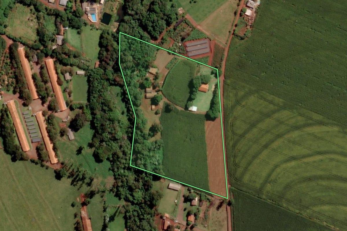 Imagem de satélite do imóvel rural em Toledo (PR), com o contorno declarado no CAR desenhado por cima.