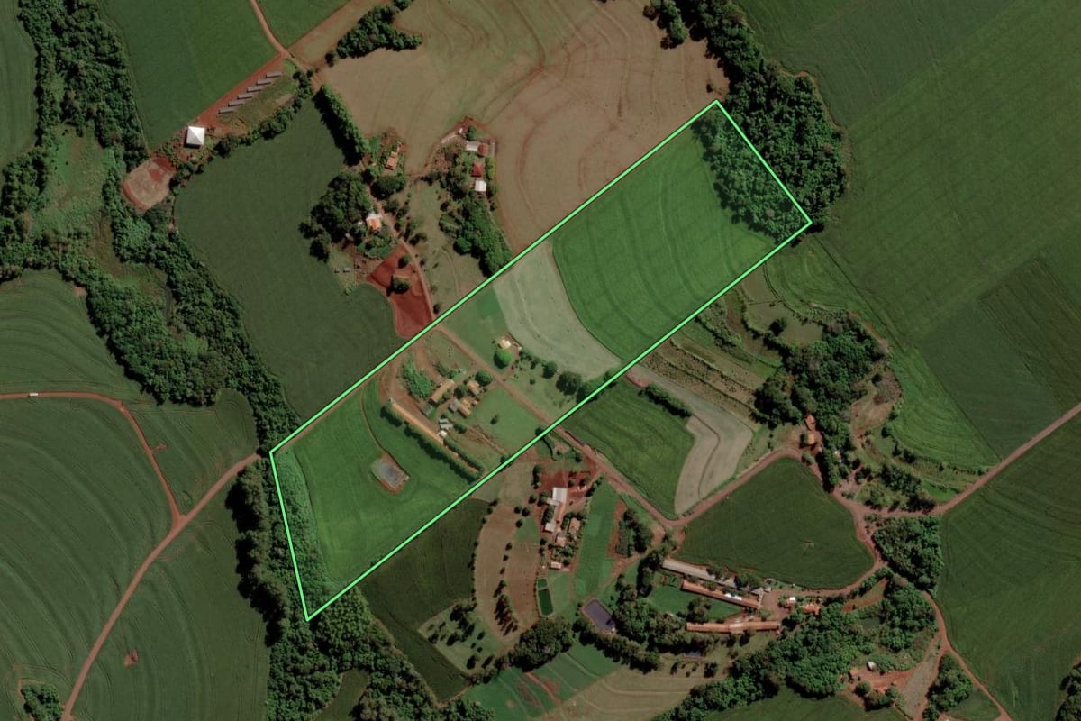 Imagem de satélite do imóvel rural em Toledo (PR), com o contorno declarado no CAR desenhado por cima.