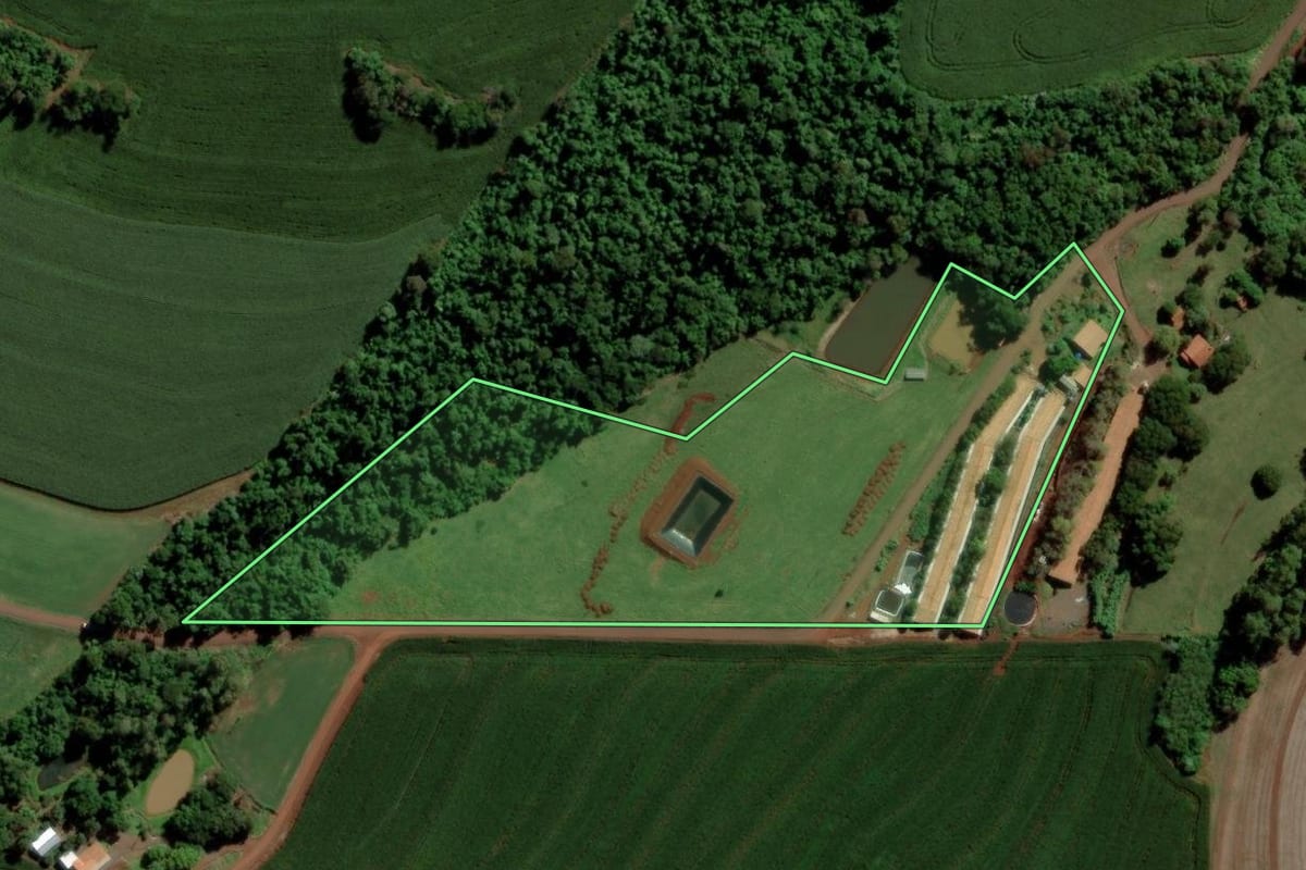 Imagem de satélite do imóvel rural em Toledo (PR), com o contorno declarado no CAR desenhado por cima.