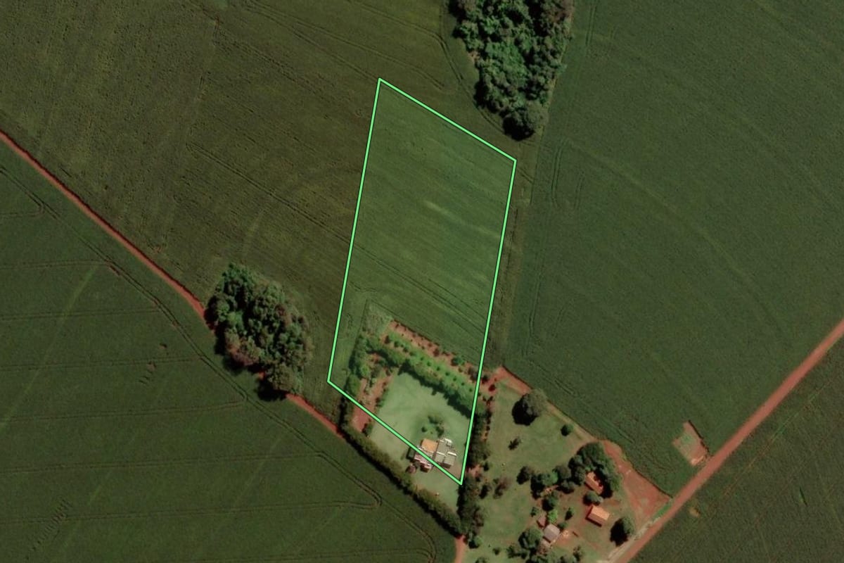 Imagem de satélite do imóvel rural em Toledo (PR), com o contorno declarado no CAR desenhado por cima.