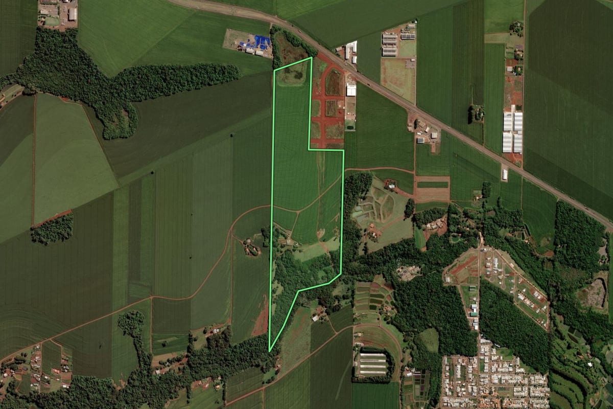 Imagem de satélite do imóvel rural em Toledo (PR), com o contorno declarado no CAR desenhado por cima.